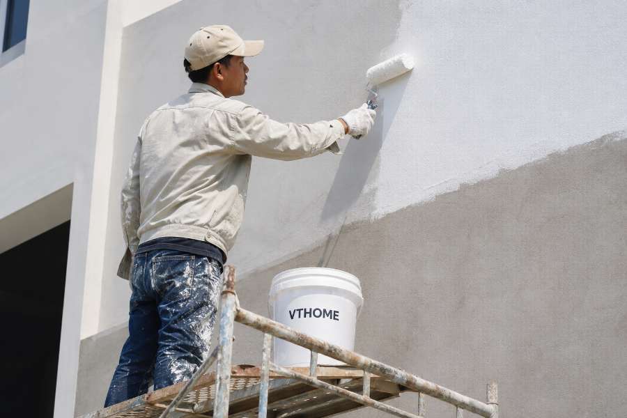Thợ lăn sơn chống thấm tường VTHOME CT 01A lên mặt tường ngoài trời trên giàn giáo