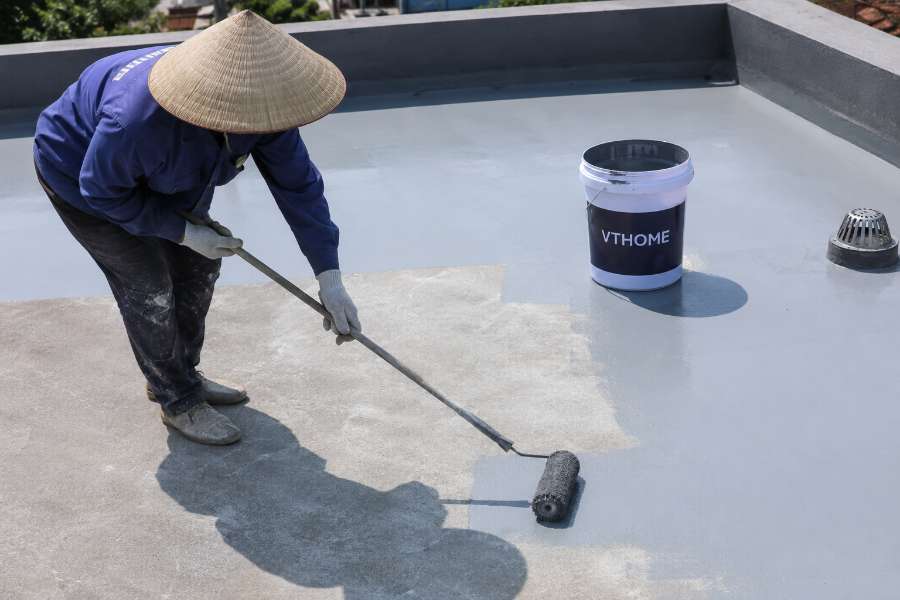 Thợ thi công chống thấm sân thượng có phễu thoát nước, xử lý khu vực miệng thu nước dễ đọng nước gây thấm