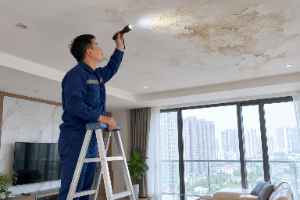 Kiểm tra trần nhà bị thấm nước mưa sau mùa mưa