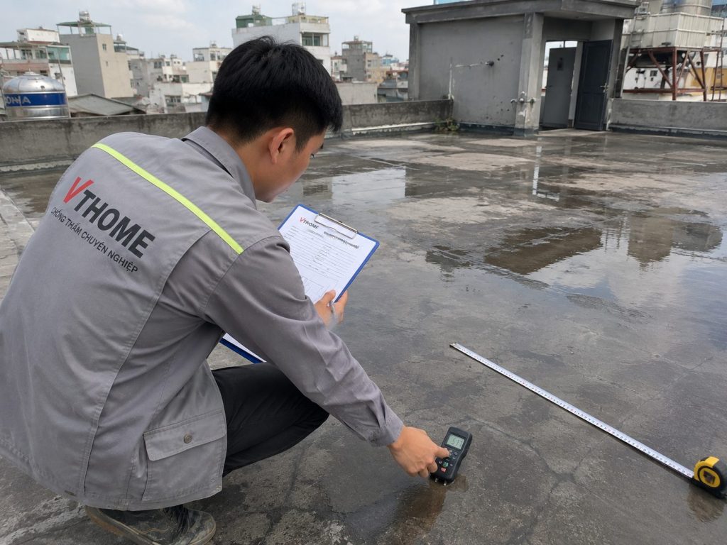 Nhân viên VTHOME khảo sát, kiểm tra sàn mái trong đợt bảo trì định kỳ