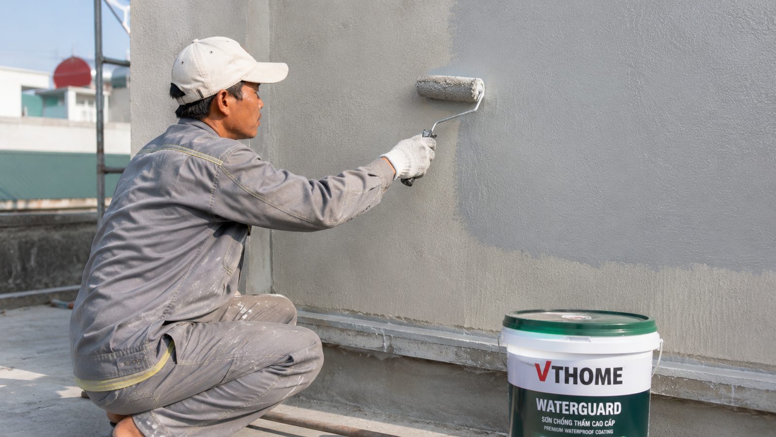 Thợ VTHOME lăn sơn chống thấm Waterguard lên tường