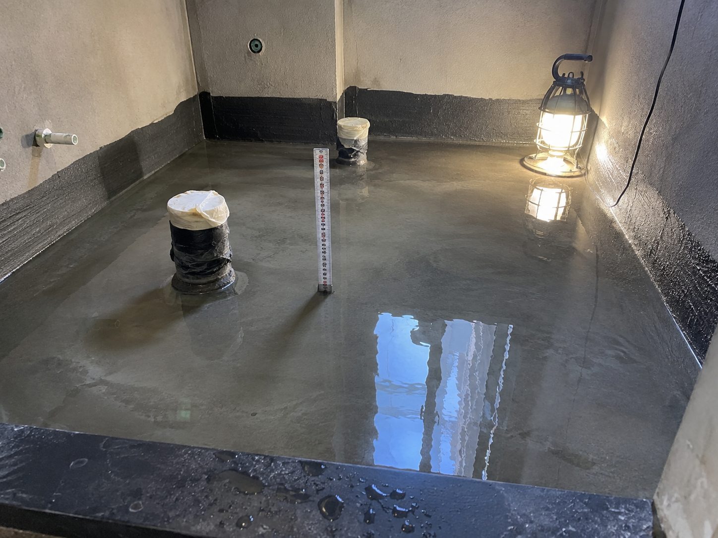 Chống Thấm Bể Nước Ngầm Và Bể Chứa Nước Sinh Hoạt: Điểm Rò, Quy Trình Và Cách Nghiệm Thu Ngâm nước và theo dõi mực nước bằng thước để nghiệm thu lớp chống thấm